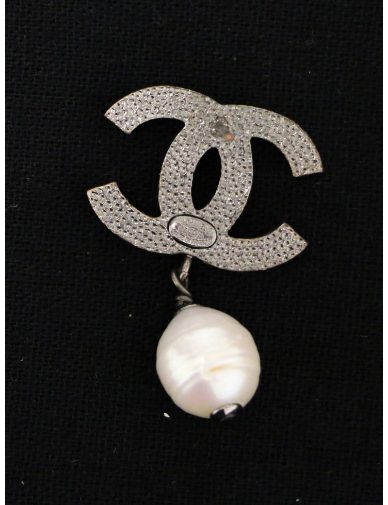 Clous Chanel CC strass et perle pendante