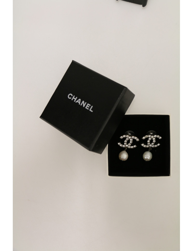 Clous Chanel CC strass et perle pendante