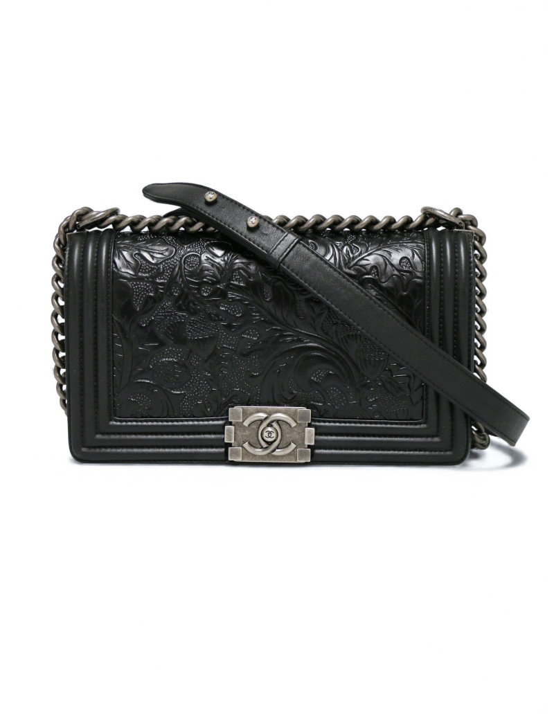 Sac Boy CHANEL cuir embossé noir