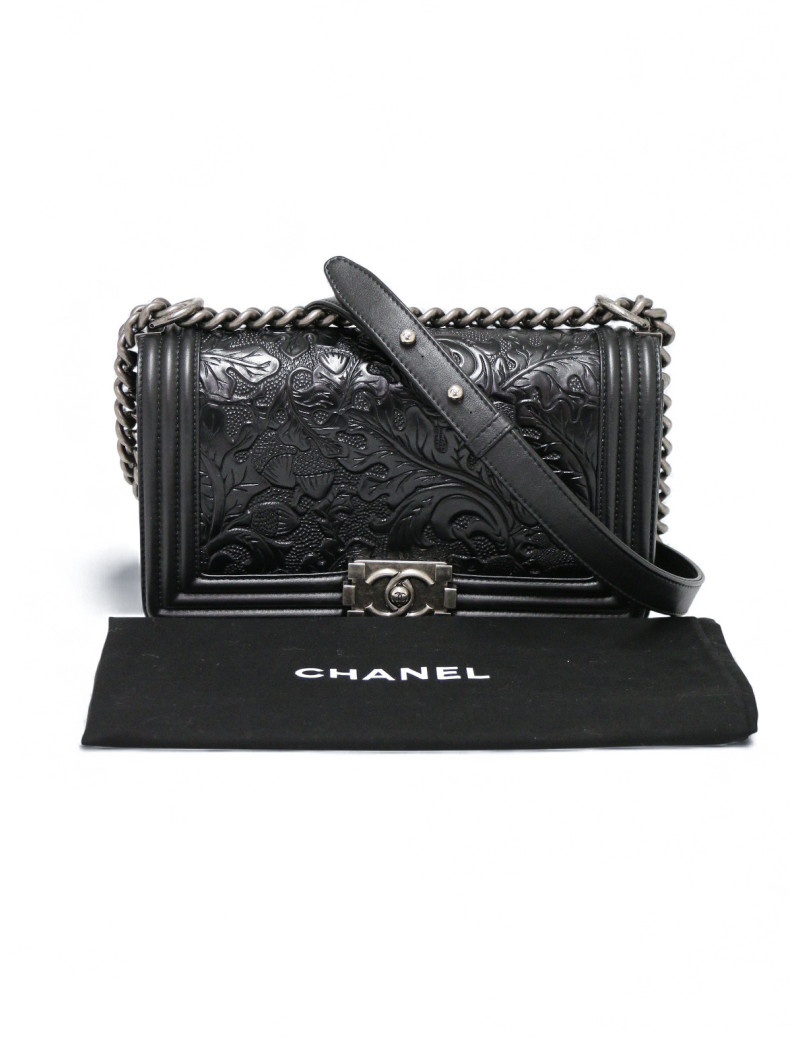 Sac Boy CHANEL cuir embossé noir