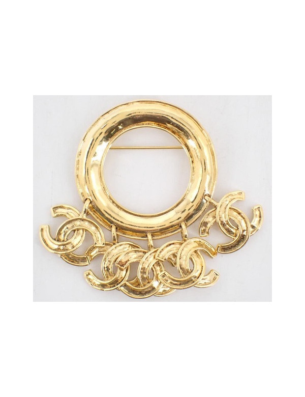 Broche ronde dorée et CC pendants Chanel