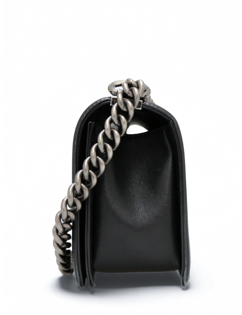 Sac Boy CHANEL cuir embossé noir