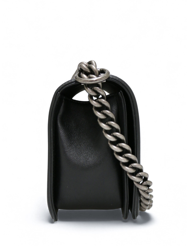 Sac Boy CHANEL cuir embossé noir