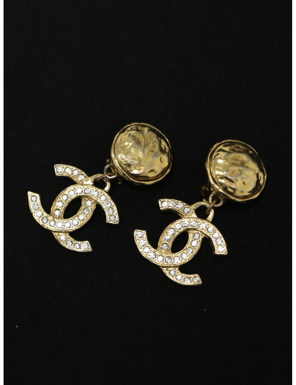 Boucles d'oreille dorée et strass pendantes Chanel