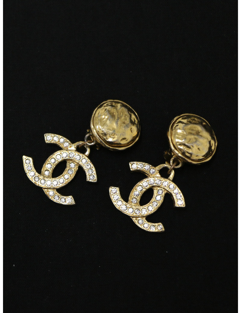 Boucles d'oreille dorée et strass pendantes Chanel