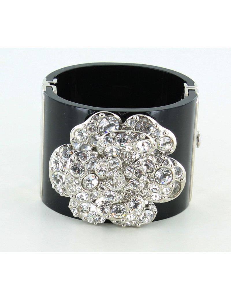 manchette CHANEL noire et camélia en brillants