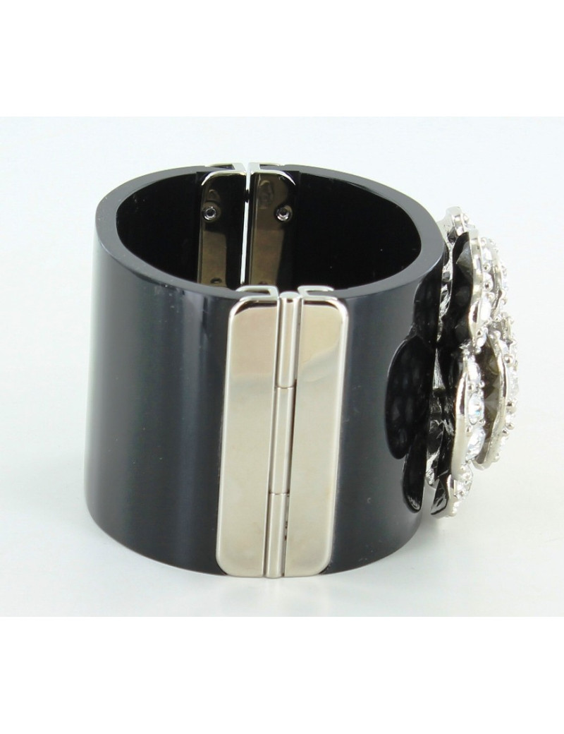 manchette CHANEL noire et camélia en brillants