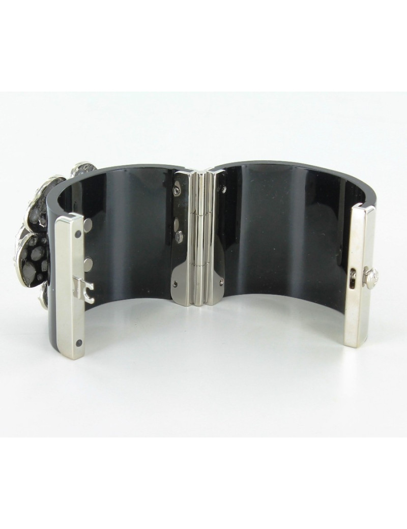 manchette CHANEL noire et camélia en brillants