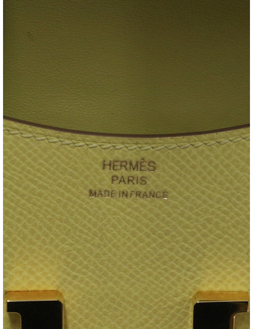 Porte monnaie Constance HERMES cuir Epsom jaune