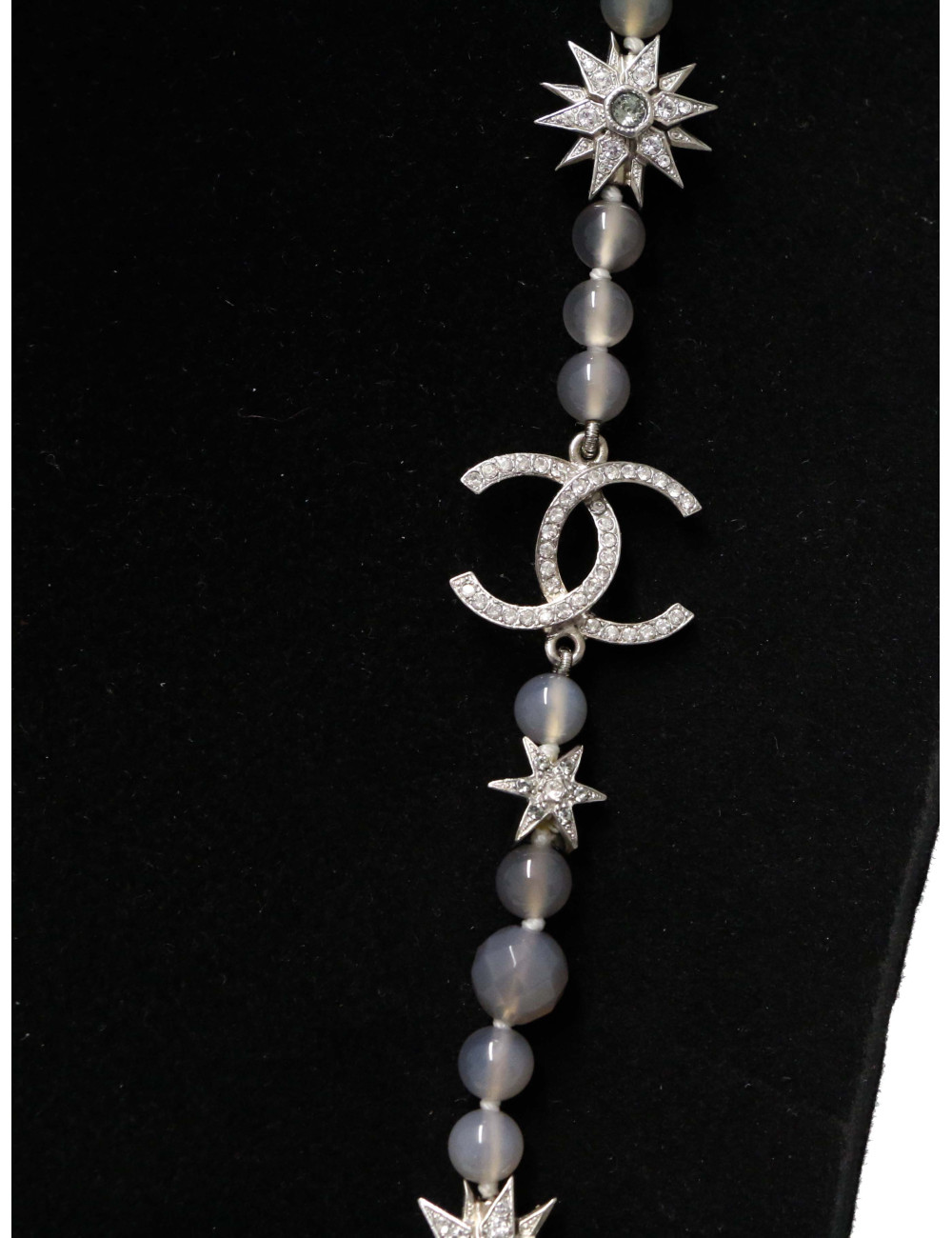 Sautoir Chanel perles grises étoiles