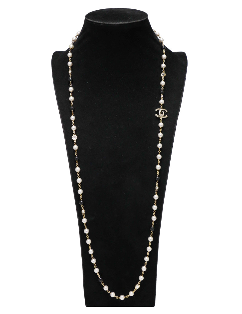 Sautoir Chanel doré perles noires et nacrées