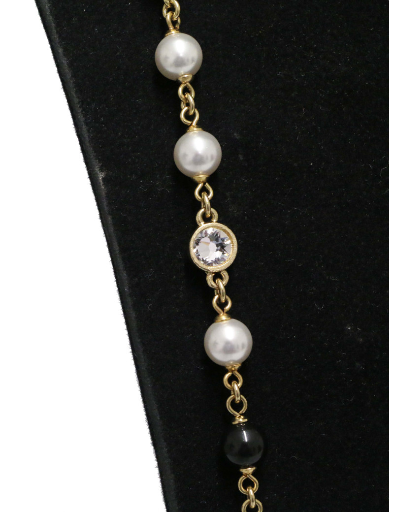 Sautoir Chanel doré perles noires et nacrées