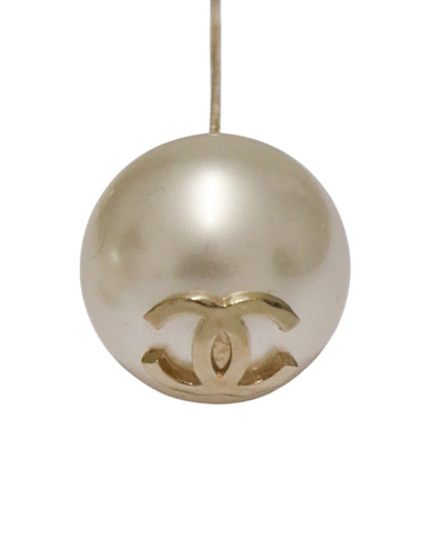 Boucles d'oreille pendantes Chanel perles nacrées 2