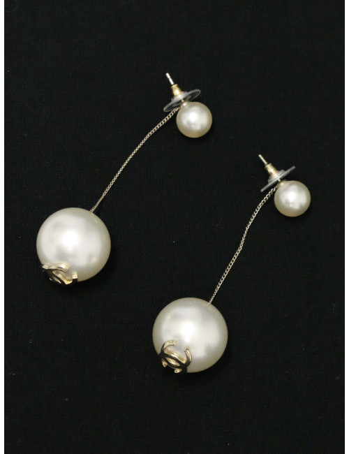 Boucles d'oreille pendantes Chanel perles nacrées