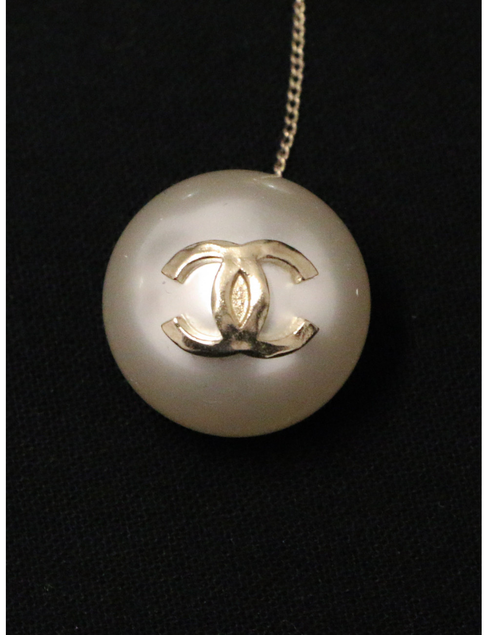 Boucles d'oreille pendantes Chanel perles nacrées