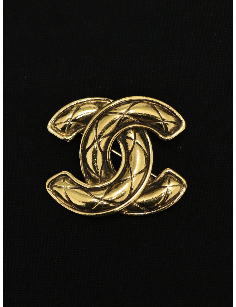 Broche Chanel matelassée dorée 1990-1992