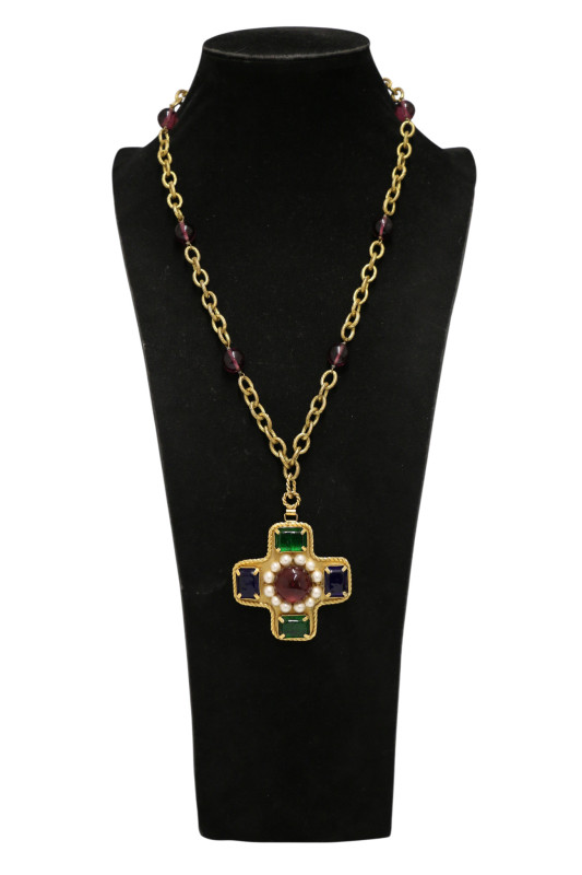 Collier Croix en pâte de verre Chanel
