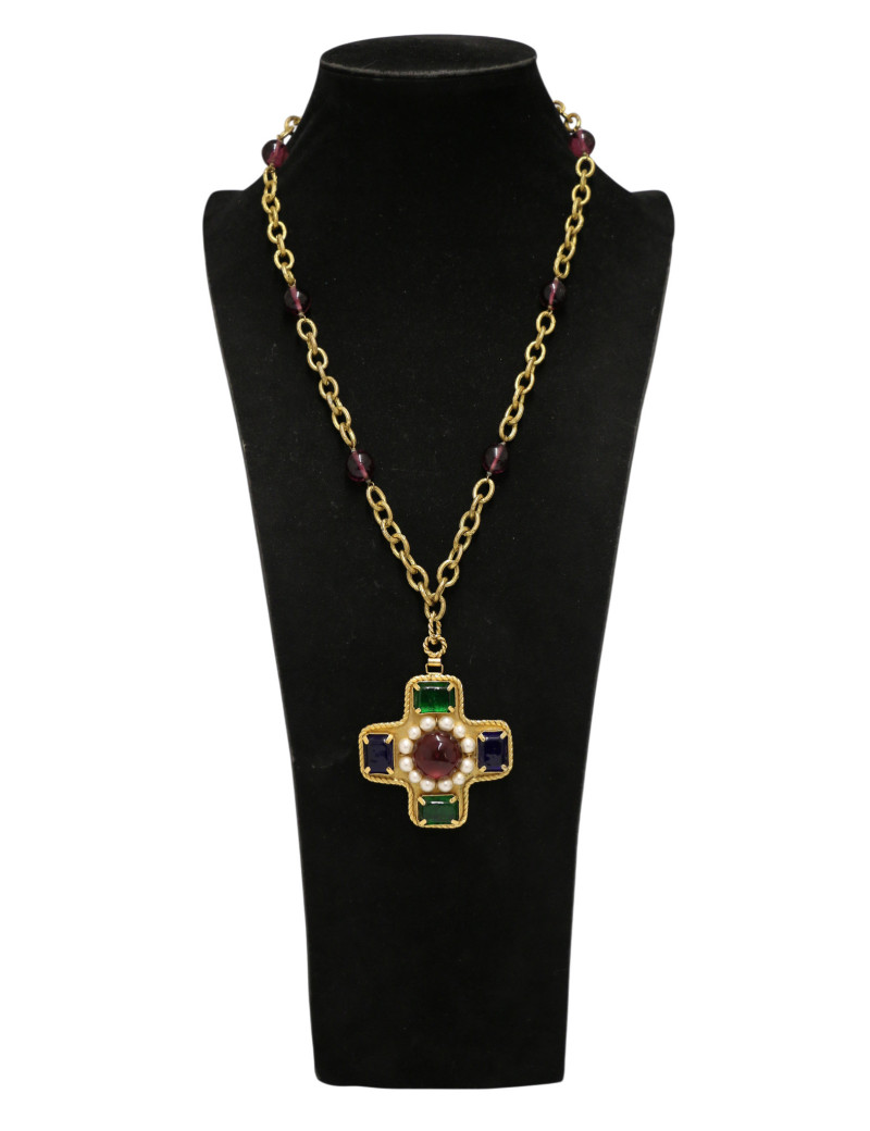 Collier Croix en pâte de verre Chanel