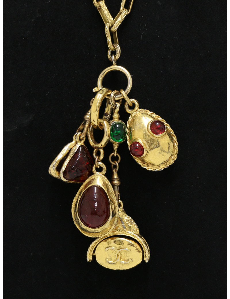 Collier doré avec charms et pâte de verre Chanel