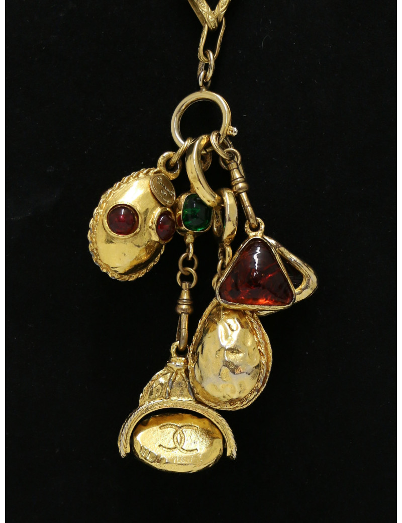 Collier doré avec charms et pâte de verre Chanel