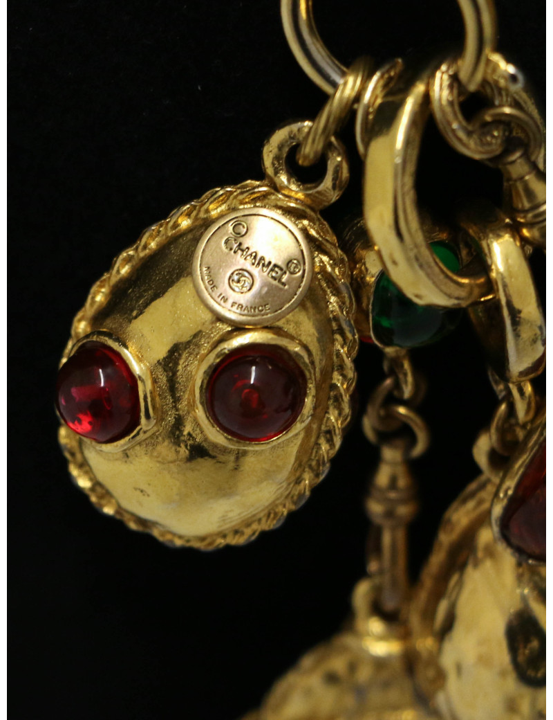 Collier doré avec charms et pâte de verre Chanel