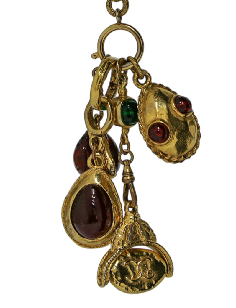 Collier doré avec charms et pâte de verre Chanel