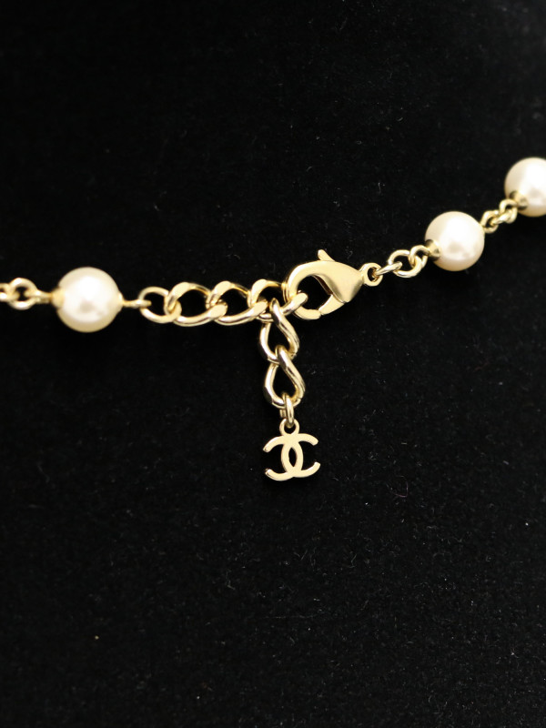 Sautoir Chanel rose et nacre