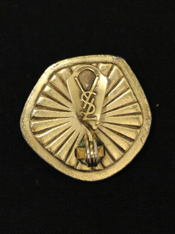 Clips dorés et résine noire Yves Saint Laurent