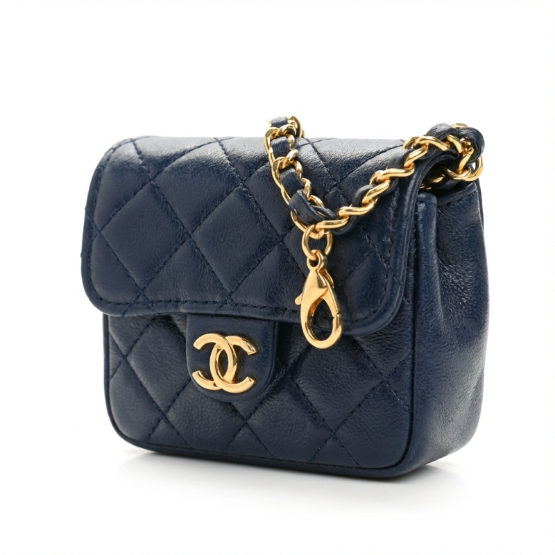 Charm Chanel cuir bleu marine