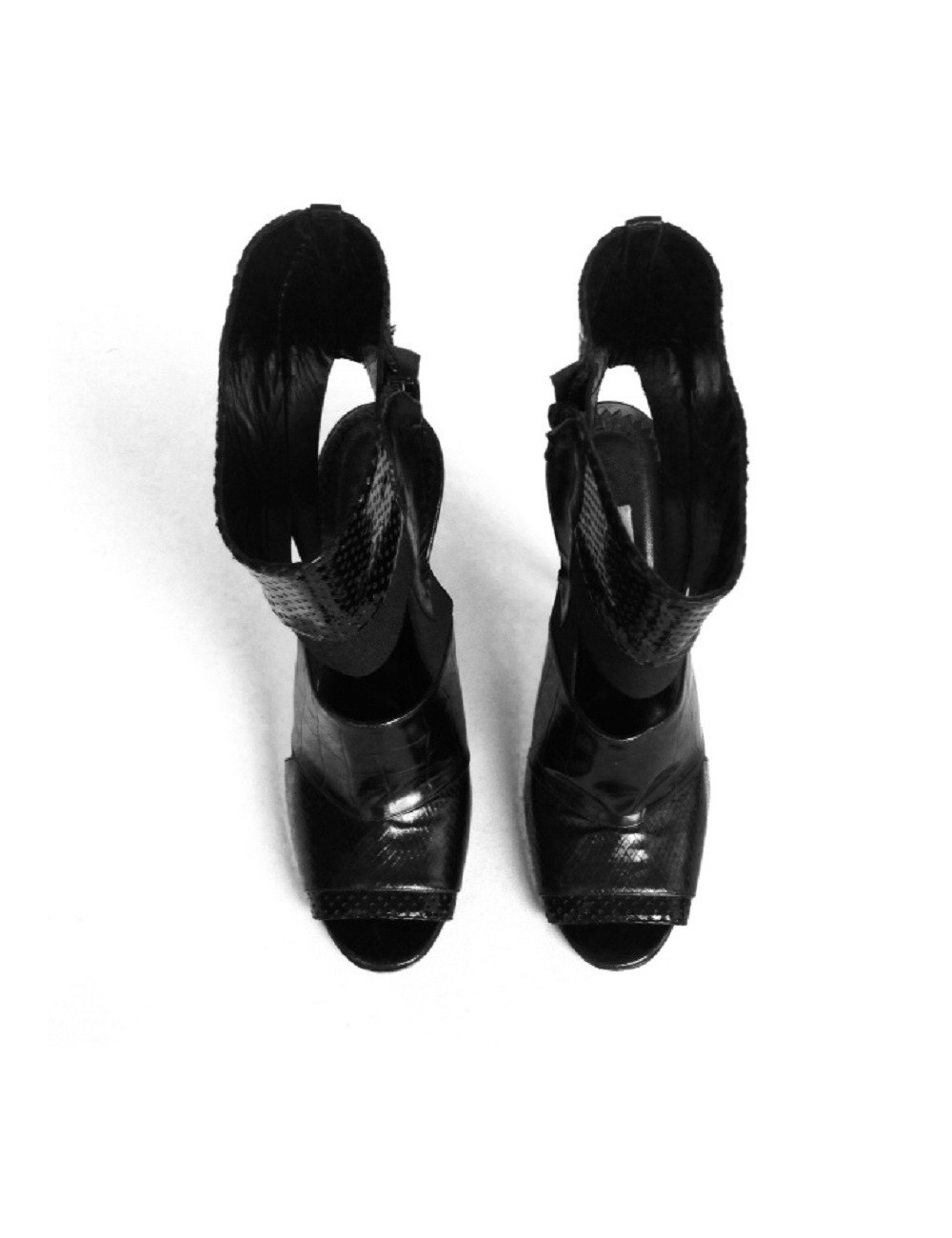 Sandales hautes en cuir noir imitation croco python MANOLO BLAHNIK T38