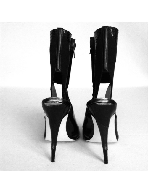 Sandales hautes en cuir noir imitation croco python MANOLO BLAHNIK T38