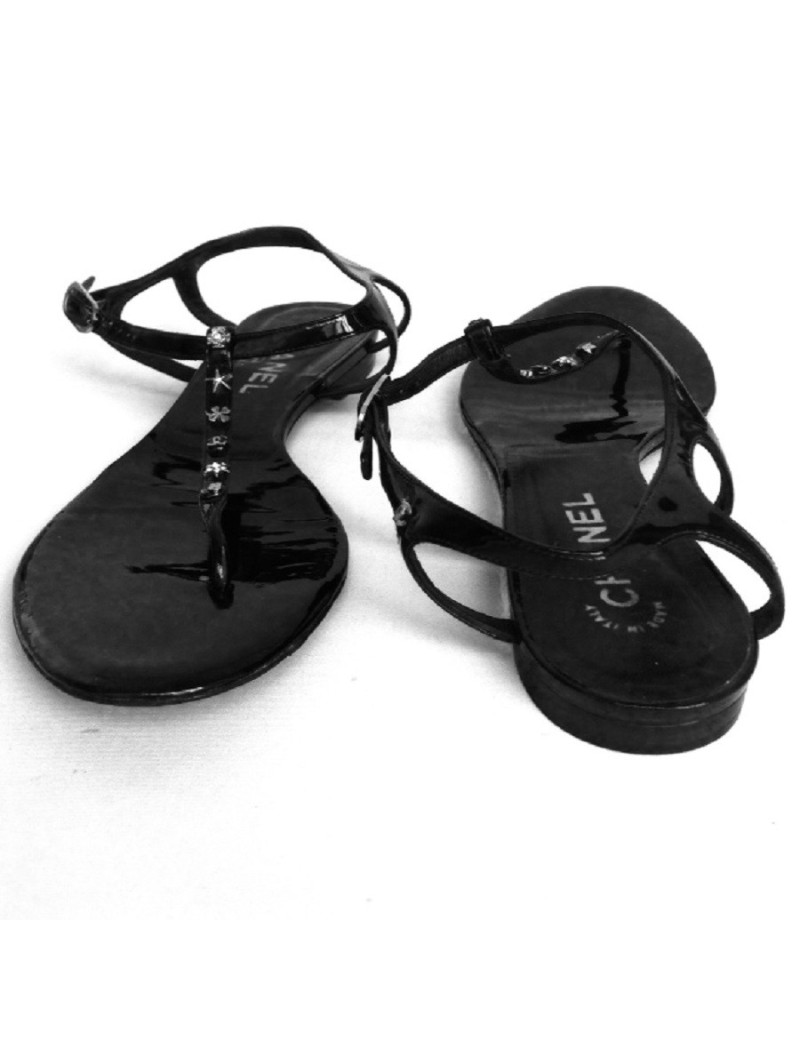 Sandales plates en cuir verni noir CHANEL T39