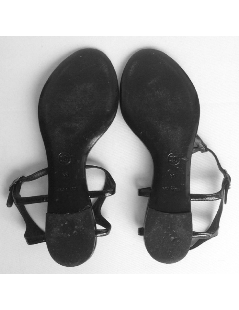 Sandales plates en cuir verni noir CHANEL T39