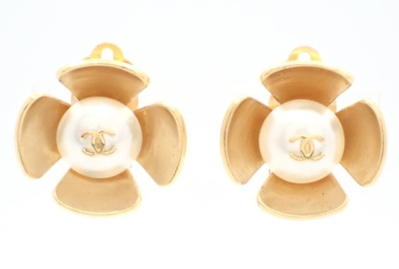 Clips camelia Chanel nacre et métal doré