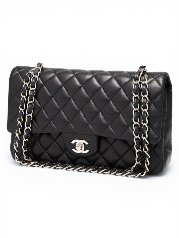 Timeless Chanel cuir matelassé noir