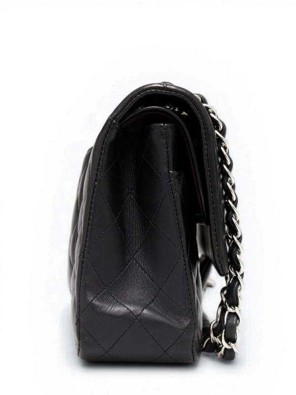 Timeless Chanel cuir matelassé noir