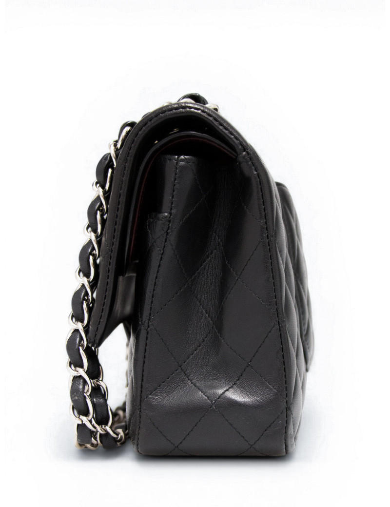 Timeless Chanel cuir matelassé noir