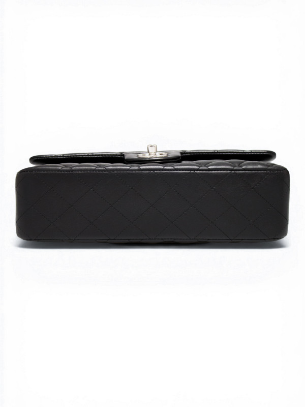 Timeless Chanel cuir matelassé noir