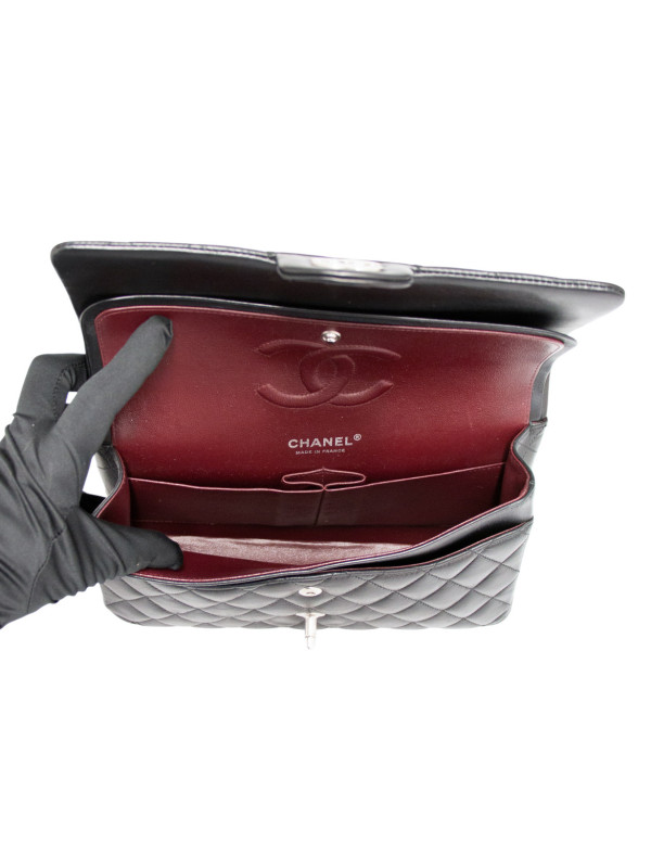 Timeless Chanel cuir matelassé noir