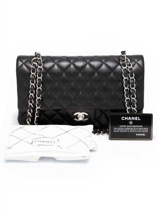 Timeless Chanel cuir matelassé noir