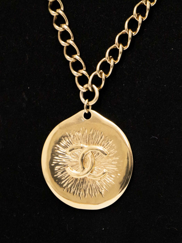 Collier médaillon Chanel chaine dorée