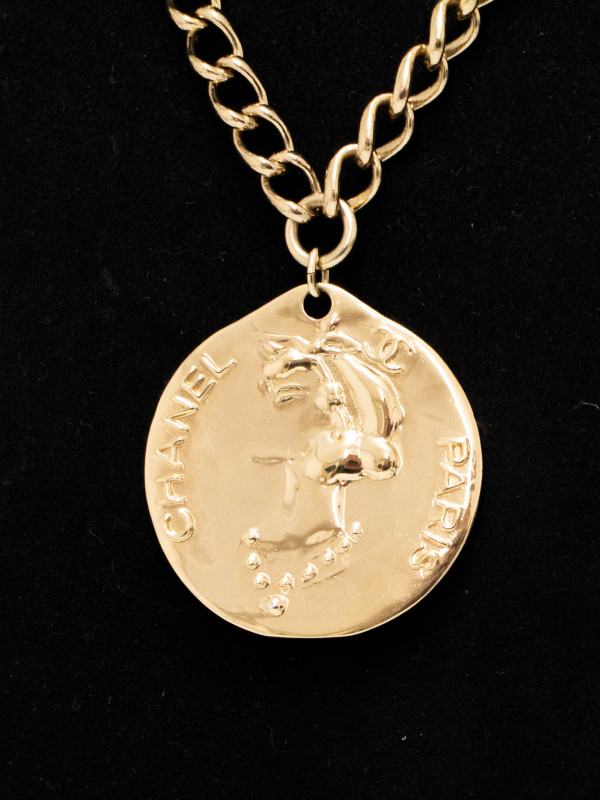 Collier médaillon Chanel chaine dorée