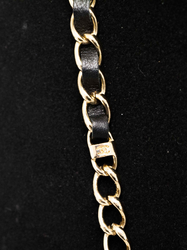 Collier médaillon Chanel chaine dorée