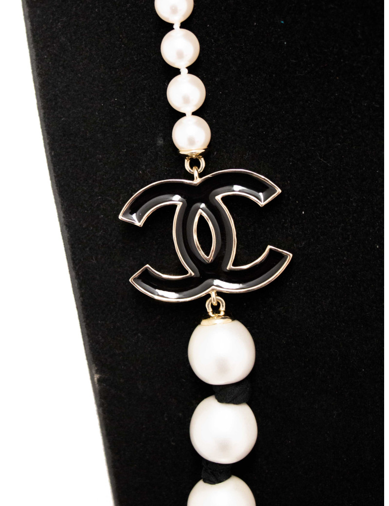 Sautoir perles Chanel CC émaillé noir
