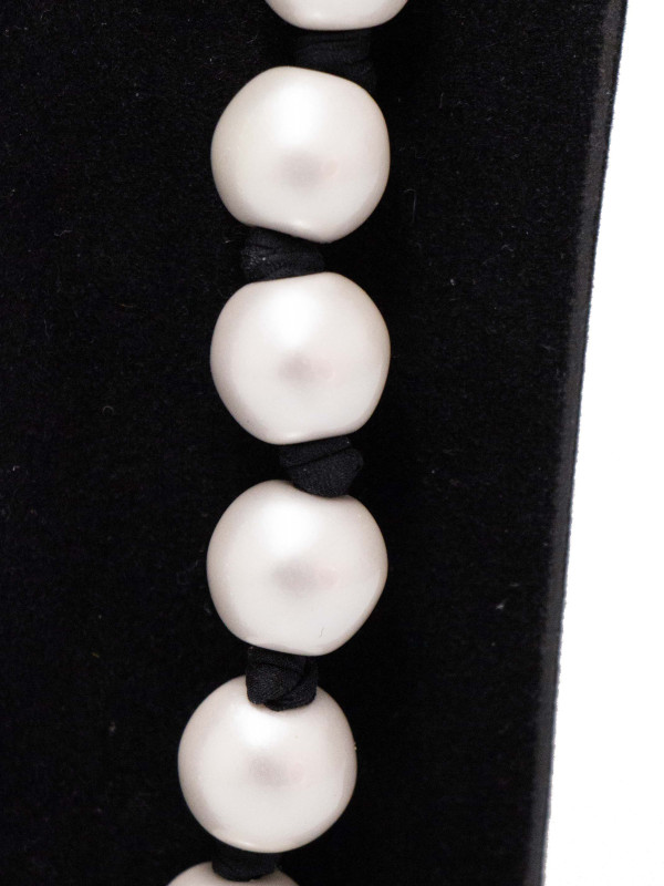 Sautoir perles Chanel CC émaillé noir