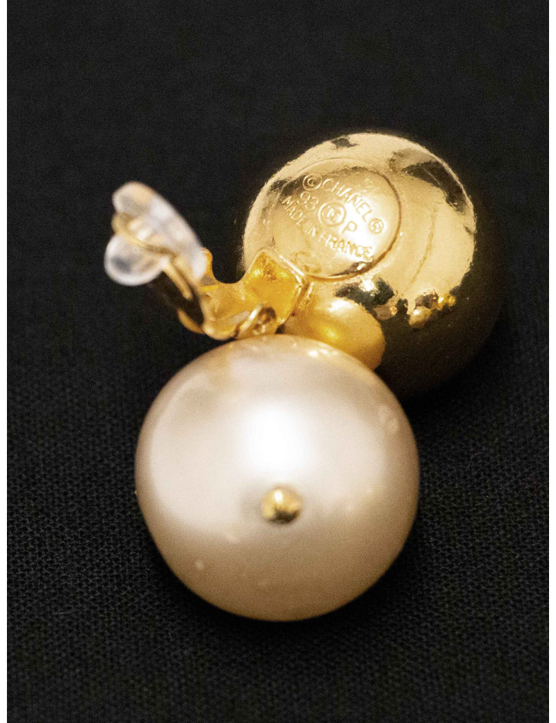 Boucles d'oreilles pendantes perles Chanel