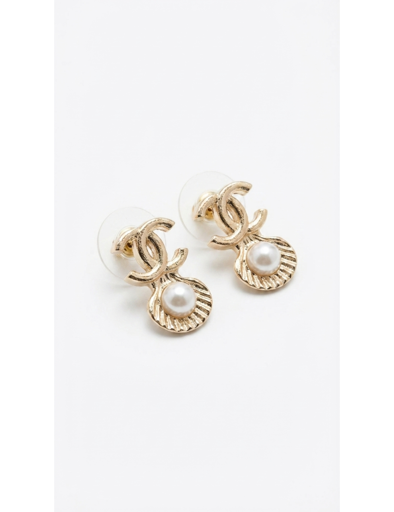 Clous Chanel coquillage perle