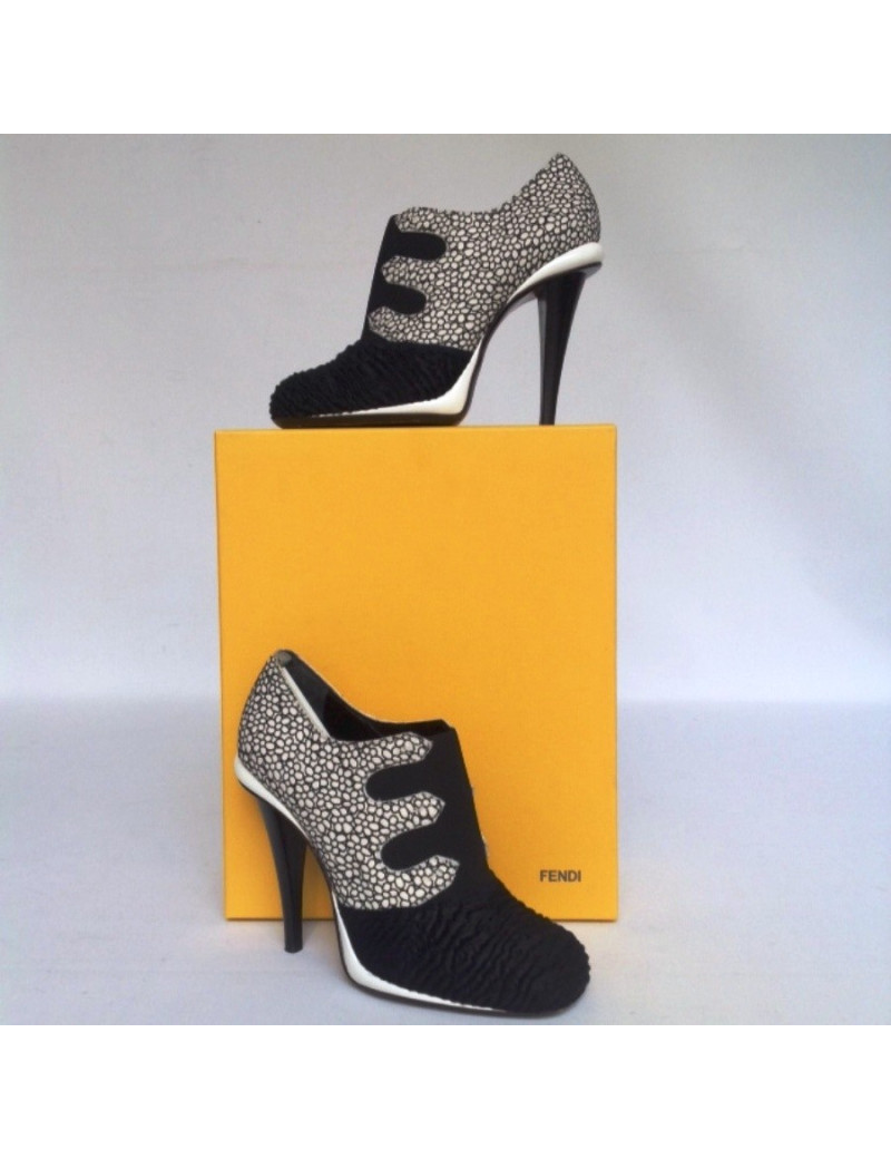 Escarpins FENDI T39,5 blanche et noire et fourrure bleu marine