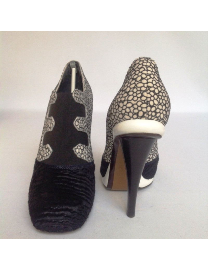 Escarpins FENDI T39,5 blanche et noire et fourrure bleu marine