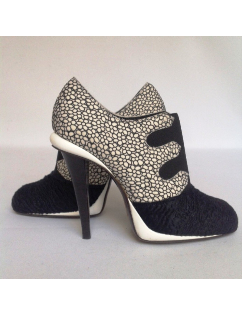 Escarpins FENDI T39,5 blanche et noire et fourrure bleu marine